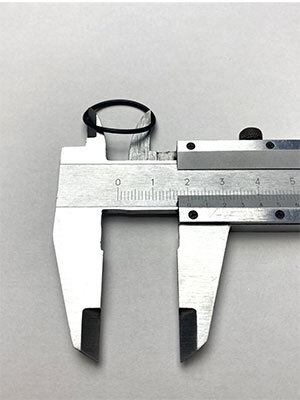Utilisation du pied à coulisse pour mesurer le diamètre intérieur du joint 